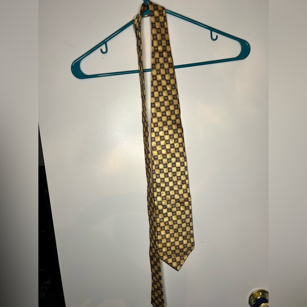 Roundtree and Yorke Tie